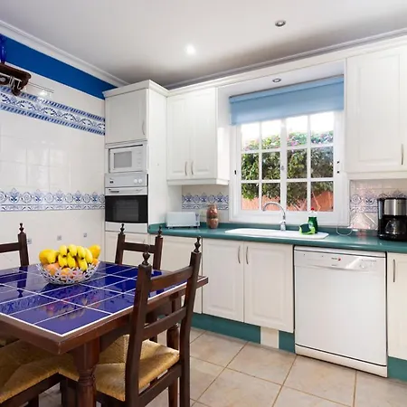 Sleeps 8 With Pool And Wifi Villa
